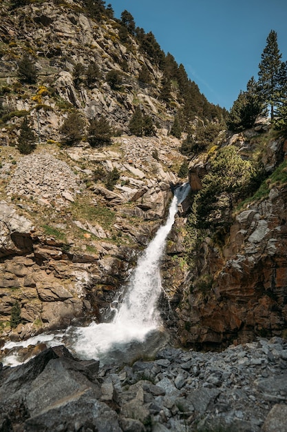 Petite rivière de montagne dans la vallée de vall de nuria espagne gagne en force au sommet de la