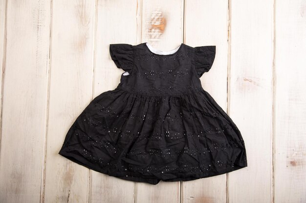 Photo petite robe noire assortiment de costumes et vêtements de photographie pour portraits d'enfants