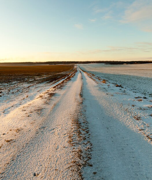 Petite route couverte de neige en hiver. Gros plan photo avec une faible profondeur de champ