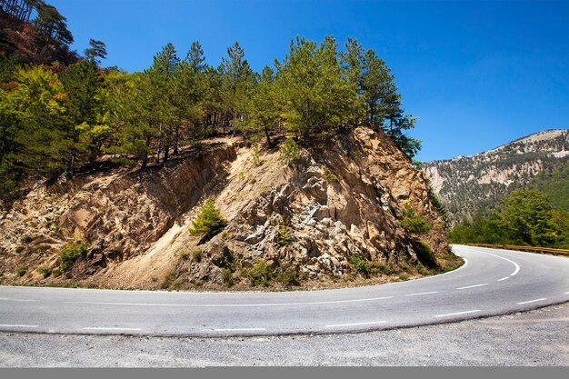 La petite route goudronnée passant dans les montagnes, Monténégro