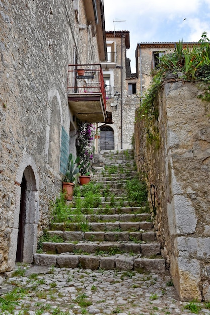 Une petite rue parmi les vieilles maisons d'Arce, un village médiéval de la région du Lazio en Italie