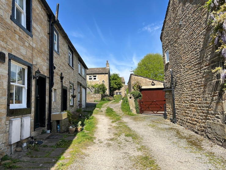Photo petite rue secondaire par une journée ensoleillée dans le village de cononley keighley au royaume-uni