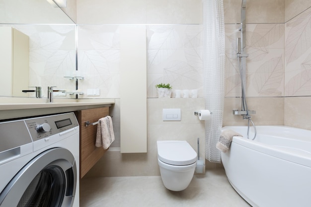 Petite salle de bain moderne avec lavabo et douche et machine à laver