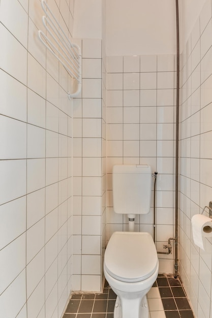 une petite salle de bain avec une toilette et une douche