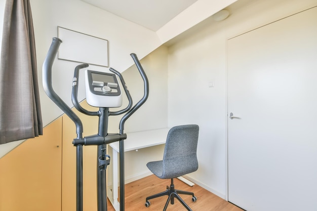 Petite salle confortable avec une machine d'exercice