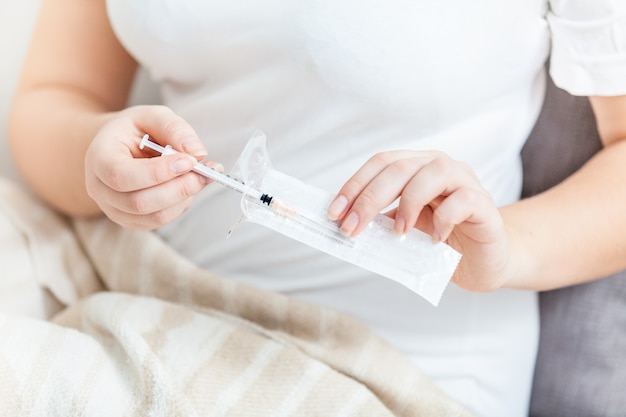 Petite seringue à insuline déballée par une femme