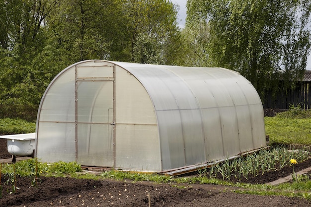 Petite serre à ossature métallique recouverte de polycarbonate. Conçu pour la culture de légumes.