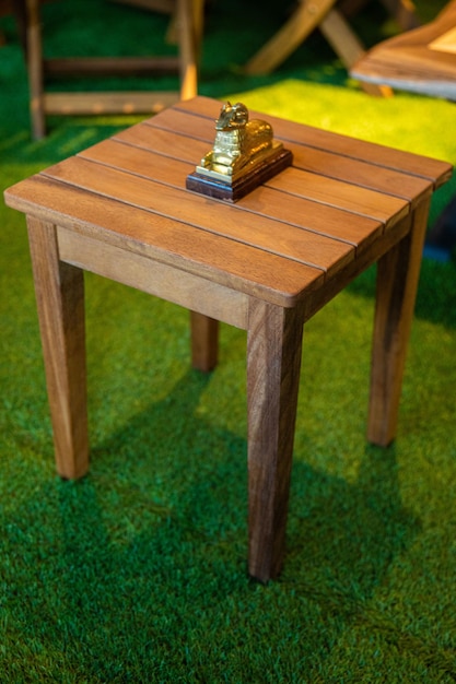 Une petite table en bois avec une cloche dessus