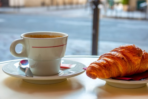 Petite table de café de rue à Paris le matin