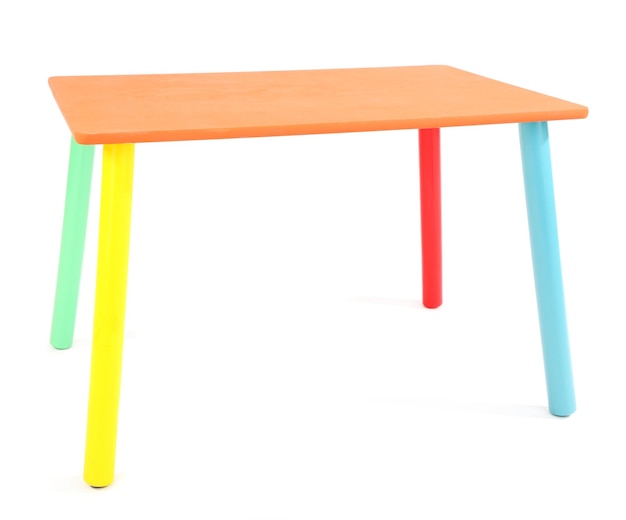 Petite table colorée pour les petits enfants isolés sur blanc