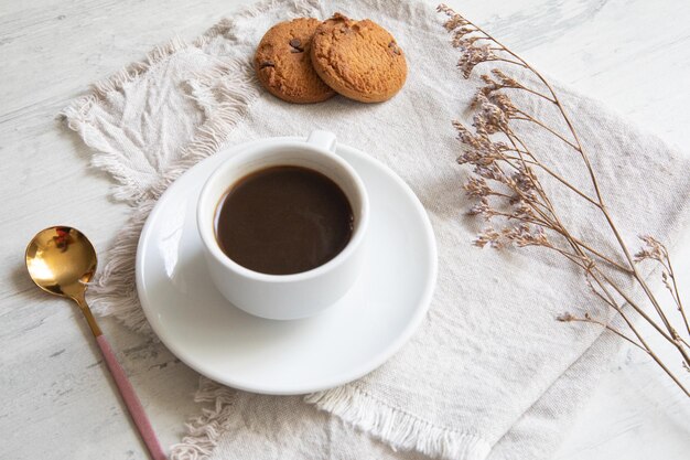 Petite tasse de café avec des biscuits boisson du matin nourriture boisson caféine