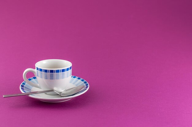 Petite tasse de café sur fond coloré