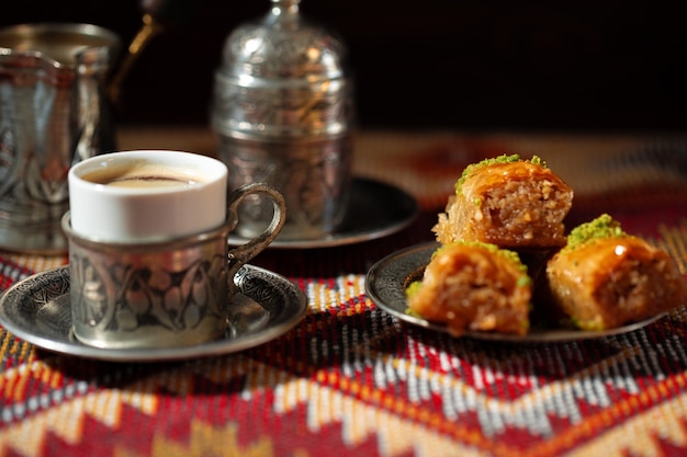 Petite tasse de café turc et baklava turc