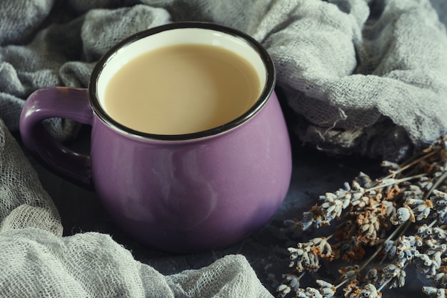 Une petite tasse mauve avec une boisson chaude.