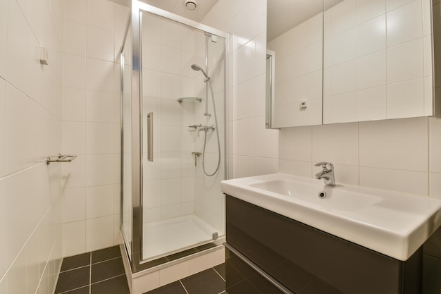 Petite toilette dans un appartement moderne