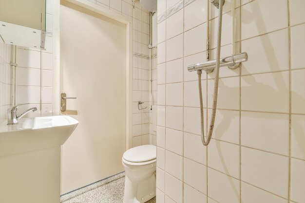 Petite toilette dans un appartement moderne