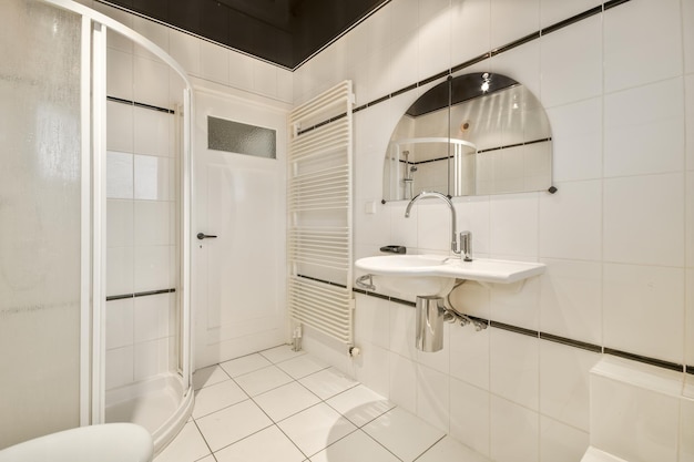 Petite toilette dans un appartement moderne