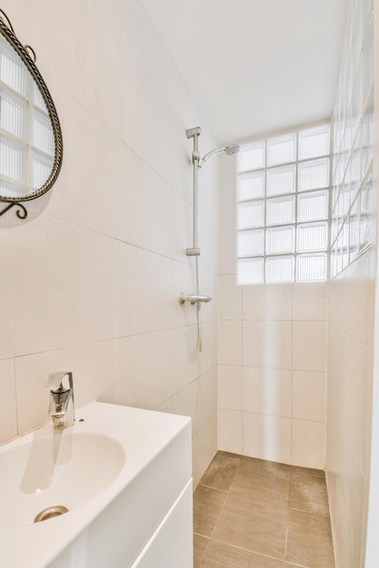 Petite toilette dans un appartement moderne