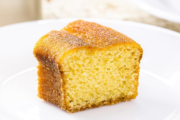 Petite tranche de gâteau de semoule de maïs gâteau rural brésilien typique à base de farine de maïs avec du café chaud en arrière-plan confiture de goyave en arrière-plan avec du fromage