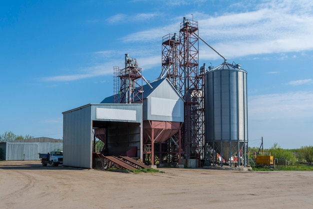 Une petite usine de traitement du grain.