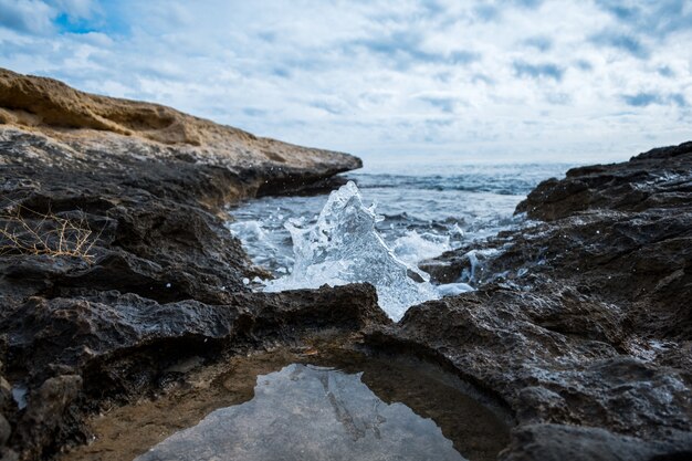 Petite vague se brisant sur la côte