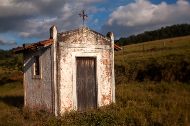 Petite vieille église blanche à la campagne dans un ciel bleu