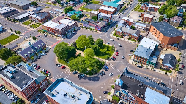 Petite ville aérienne Mount Vernon avec parc verdoyant au centre et bâtiments environnants