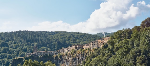 Petite ville au sommet d'une colline