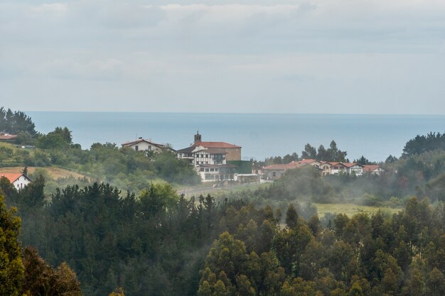 Une petite ville au sommet de la montagne pleine de brume