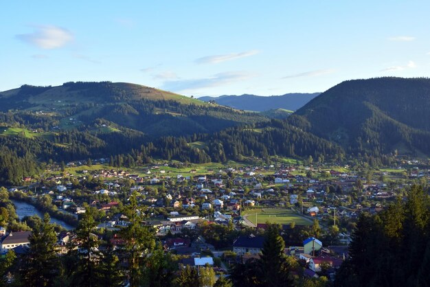 Petite ville dans une vallée estivale pittoresque entre les montagnes