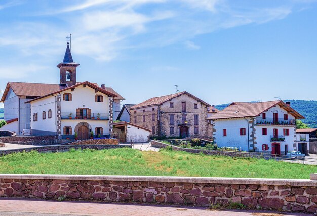 Une petite ville avec une église au centre