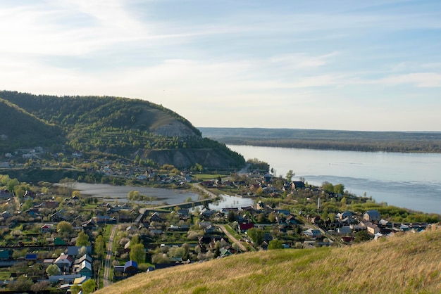 Petite ville sur fond de rivière et de montagnes.