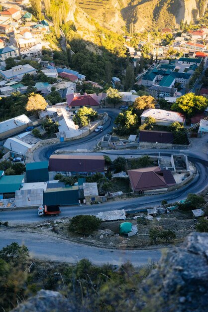 Petite ville de montagne, route sinueuse