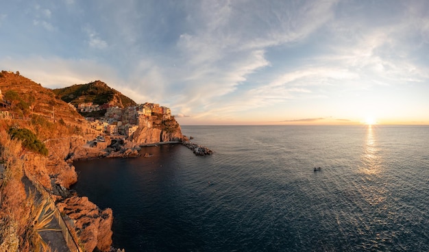 Petite ville touristique sur la côte Manarola Italie Cinque Terre