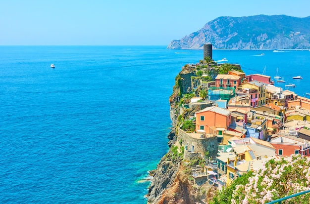 Petite ville Vernazza à Cinque Terre, La Spezia, Italie. Avec un espace pour votre propre texte