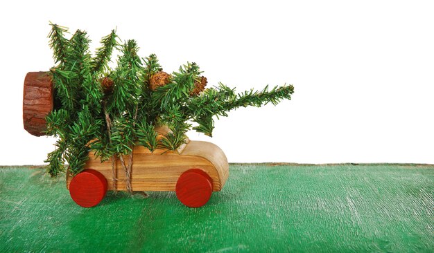 Petite voiture en bois avec arbre de Noël sur une table o