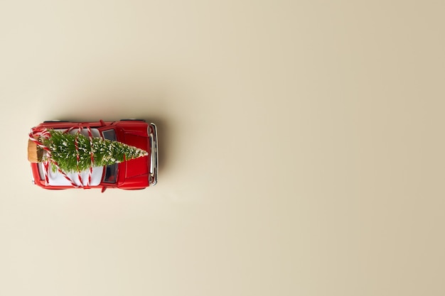 Petite voiture rouge et sapin de Noël