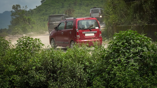 Petite voiture roulant sur la route hd