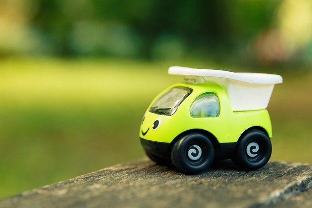 petite voiture verte avec un sourire en plein air