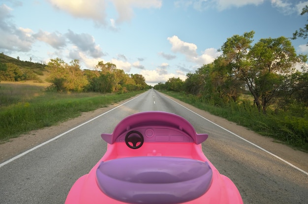 Petite voiture sur la vraie route