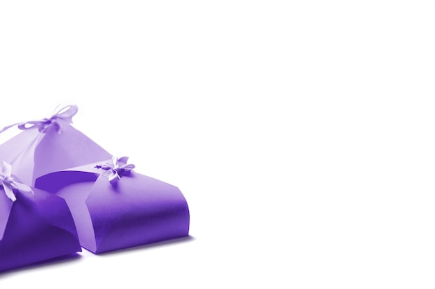 Petites boîtes violettes pour cadeaux sur fond blanc Place pour le texte Cadre horizontal