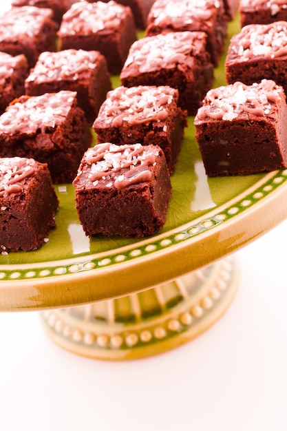 Photo petites bouchées de brownies sucrés et salés au bar desesrt.