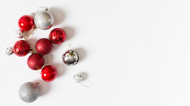 Petites boules brillantes sur la table