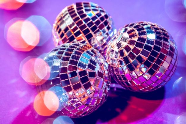 Petites boules disco brillantes étincelantes dans une belle lumière violette. Concept de soirée disco