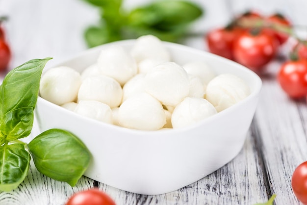 Petites boules de mozzarella sur fond de bois