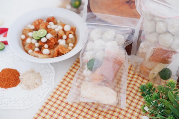 petites boules de viande avec des craquelins d'arachide en arrière-plan