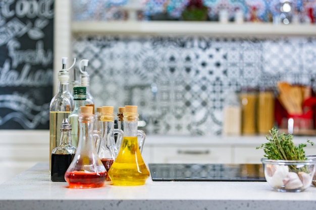 Petites bouteilles d'huile d'olive aromatisée et de vinaigre balsamique dans la cuisine Espace de copie.