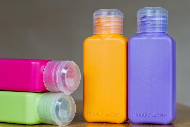 Petites bouteilles en plastique colorées pour voyager