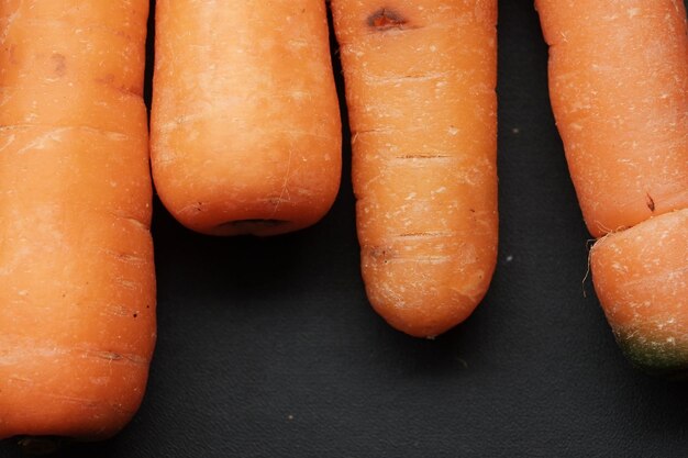 Petites carottes sur fond isolé noir