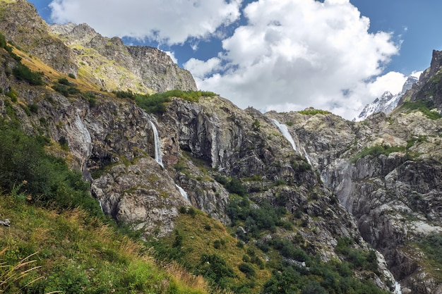 Petites cascades de montagne Géorgie Svaneti et sommet Ushba